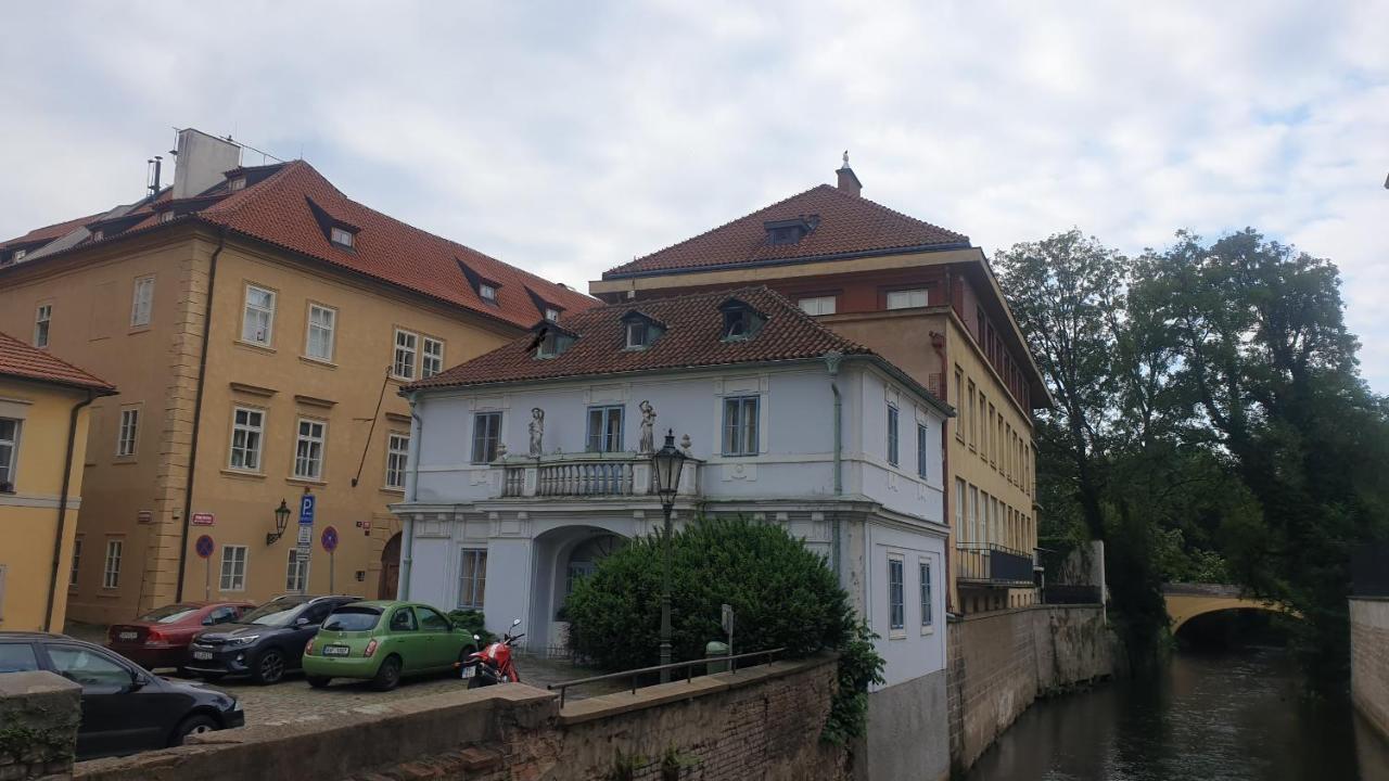 Laxmi Happy Home In Prague Appartamento